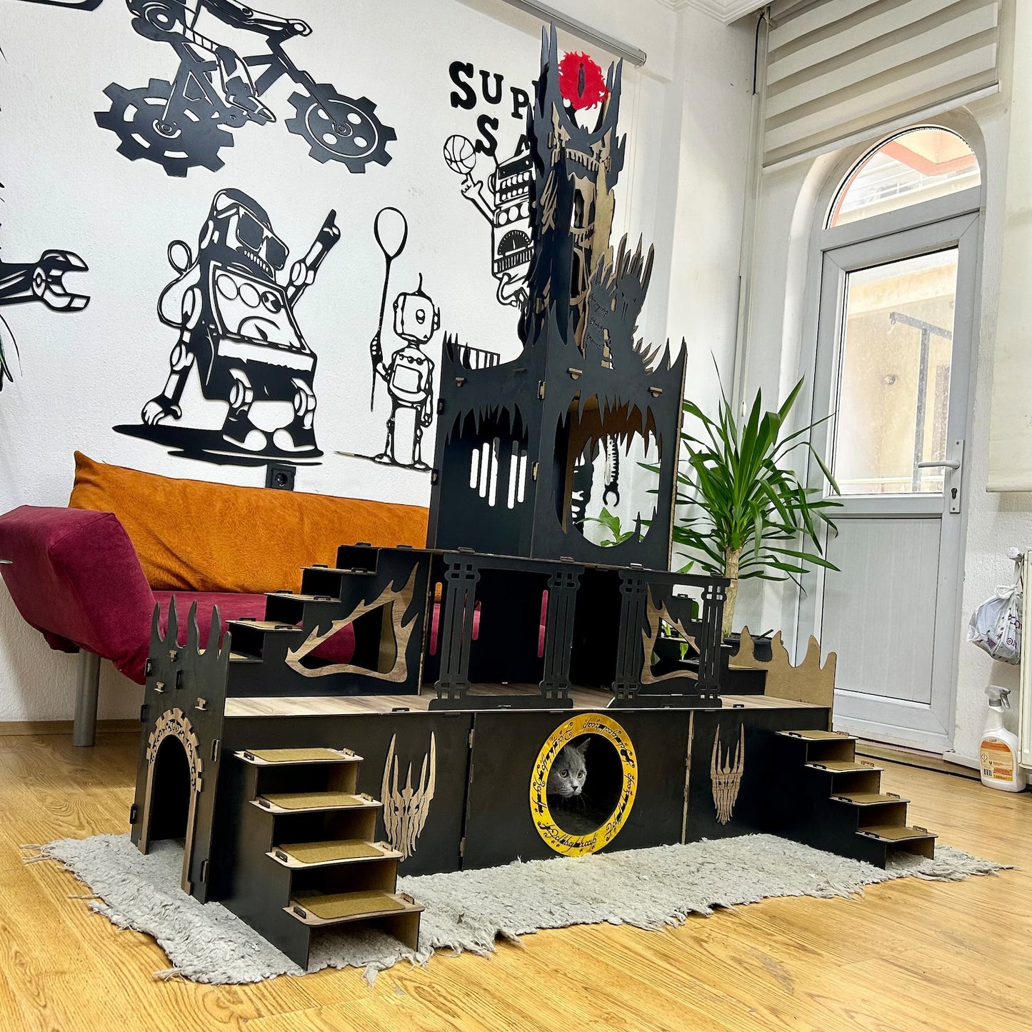 Saurons Auge – Dreistöckiger Kätzchen/Kaninchenstall im Herr-der-Ringe-Design (zerlegbar, handgefertigt, 160 cm hoch)