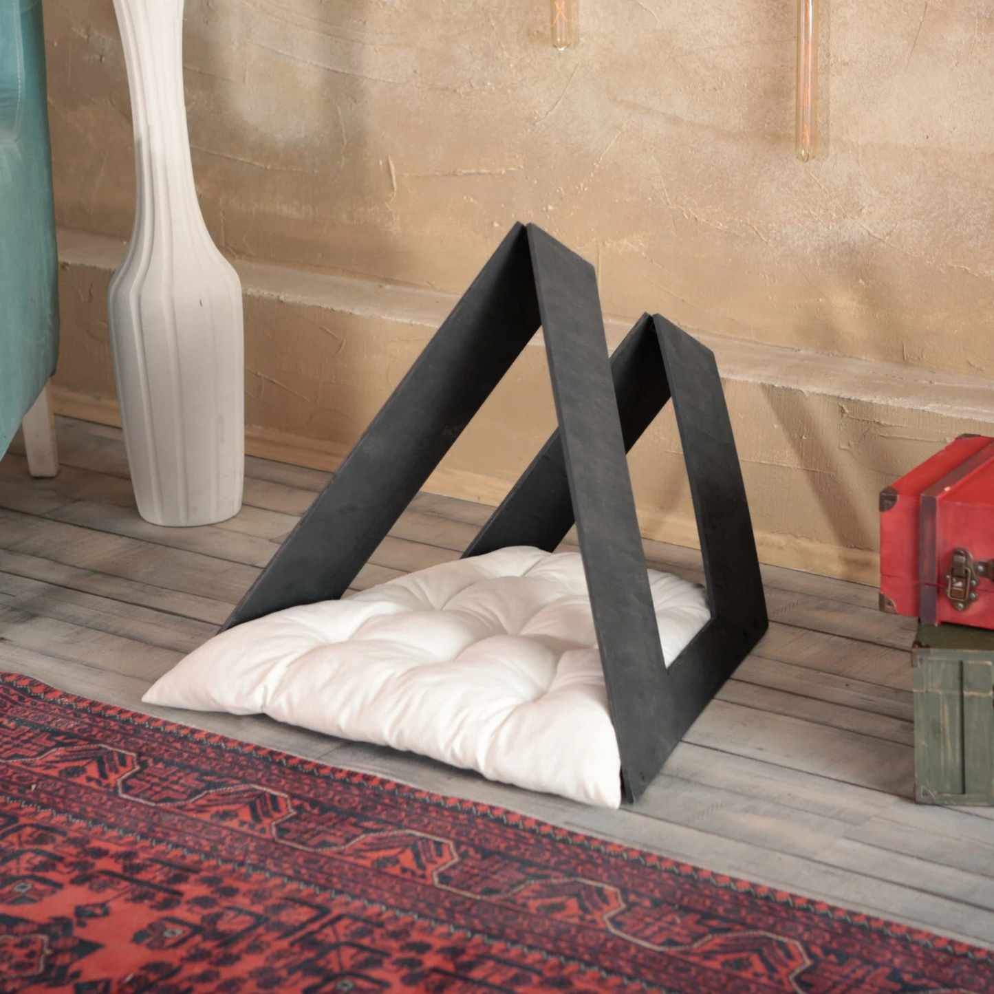 Hundehütte Trivio Designer aus Holz mit Kissen & stilvollem Dreiecksdesign
