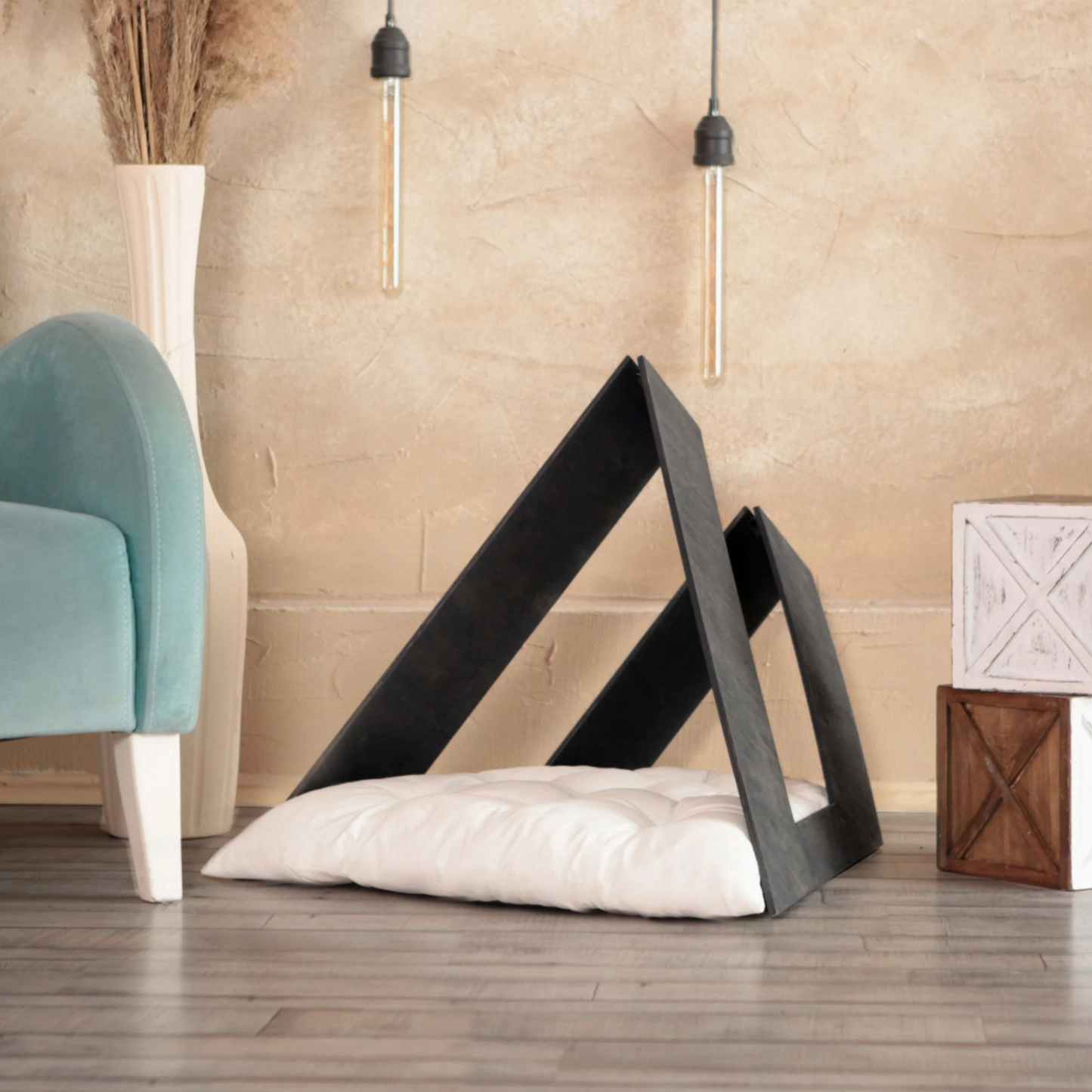 Hundehütte Trivio Designer aus Holz mit Kissen & stilvollem Dreiecksdesign