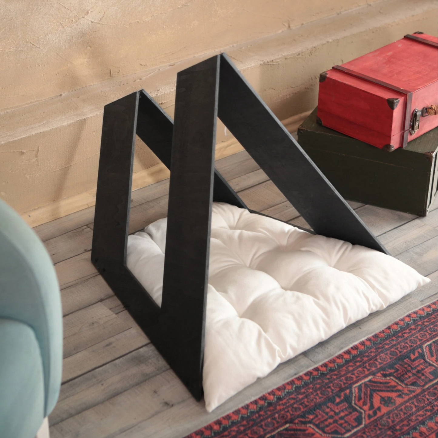 Hundehütte Trivio Designer aus Holz mit Kissen & stilvollem Dreiecksdesign