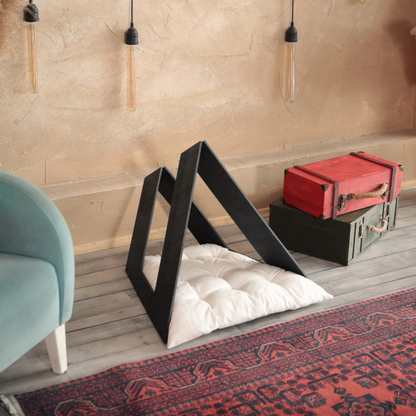 Hundehütte Trivio Designer aus Holz mit Kissen & stilvollem Dreiecksdesign