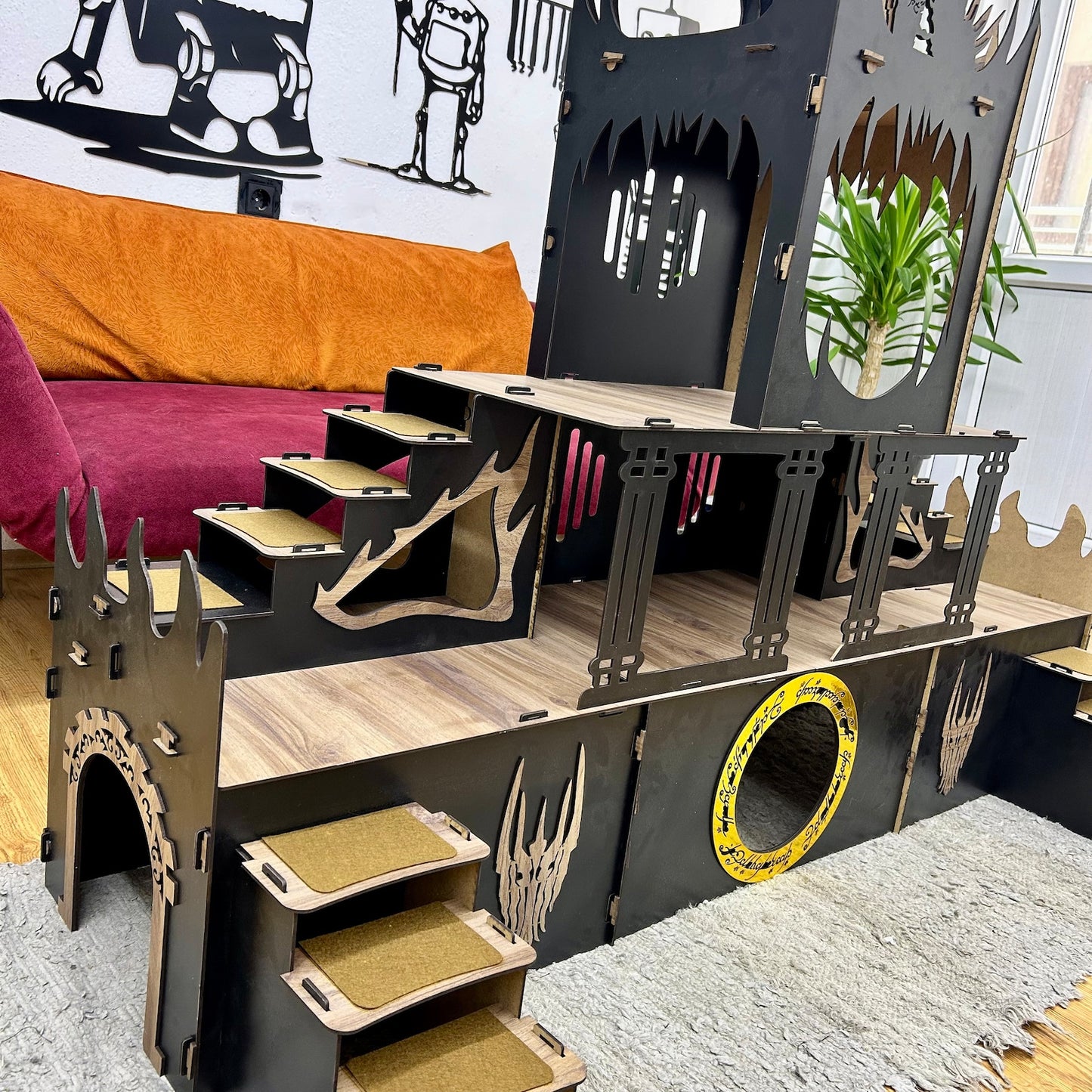Saurons Auge – Dreistöckiger Kätzchen/Kaninchenstall im Herr-der-Ringe-Design (zerlegbar, handgefertigt, 160 cm hoch)