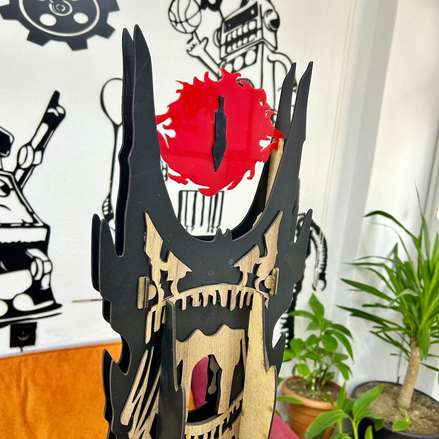 Saurons Auge – Dreistöckiger Kätzchen/Kaninchenstall im Herr-der-Ringe-Design (zerlegbar, handgefertigt, 160 cm hoch)
